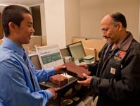 JonathanLowe-showingSustainableproductstoGusAmador--1070609